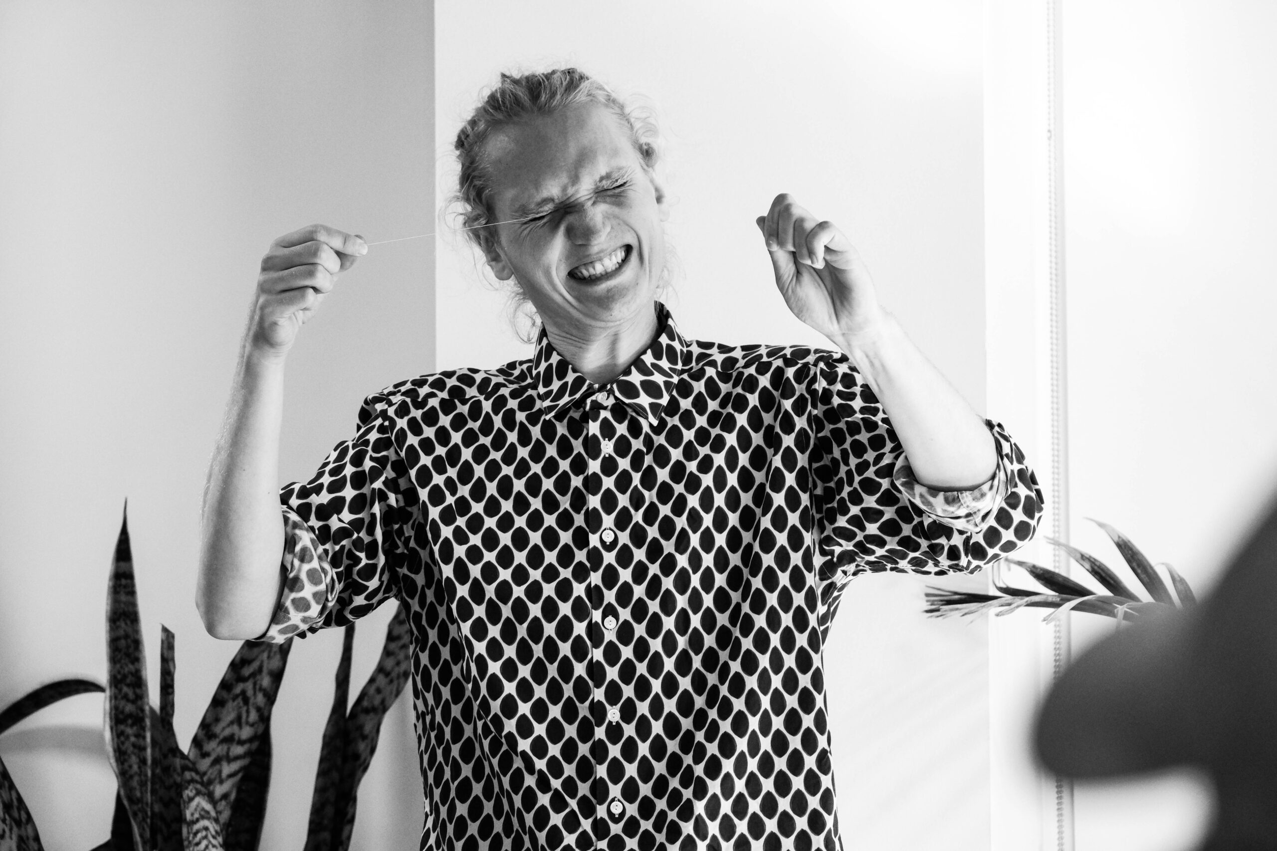 Kaare laver et trylletrick hvor han hive en tråd ud af øjet