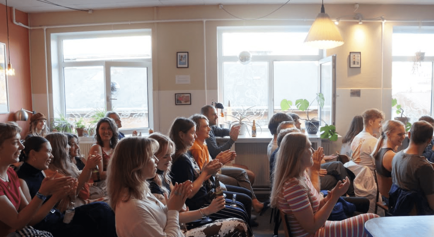 Publikum klapper og forenes